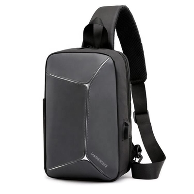 PU Mens Sling Crossbody Bag Waterproof Sling Pack Dengan Kabel USB BSCI