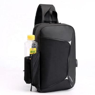 PU Mens Sling Crossbody Bag Waterproof Sling Pack Dengan Kabel USB BSCI