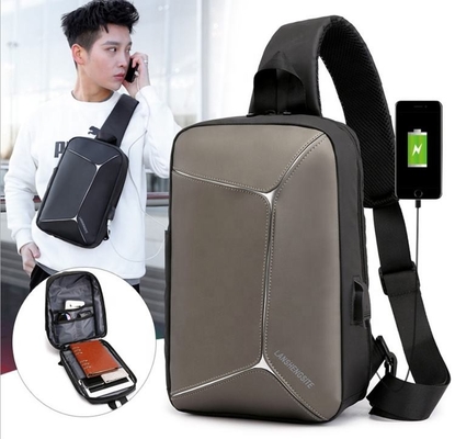 PU Mens Sling Crossbody Bag Waterproof Sling Pack Dengan Kabel USB BSCI